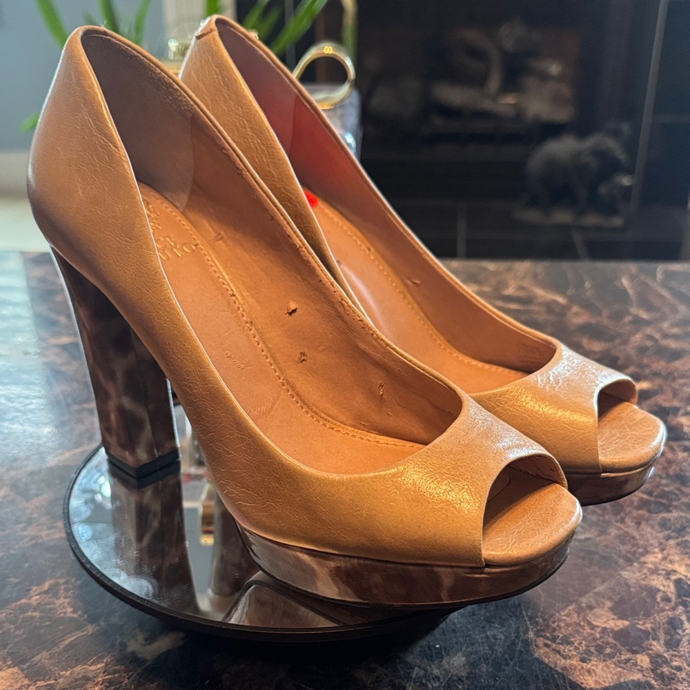 “SOLD” Vince Camuto Polona Leather Peep-Toe Giraffe Print Heels - Size 7.5B - Picture 4 of 9
